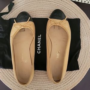 Channel flat shoes in good condition  used,color black brown